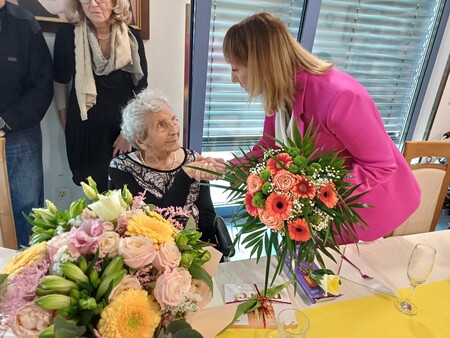 Slavljenki je prva čestitala direktorica   Doma Taber Martina Martinčič